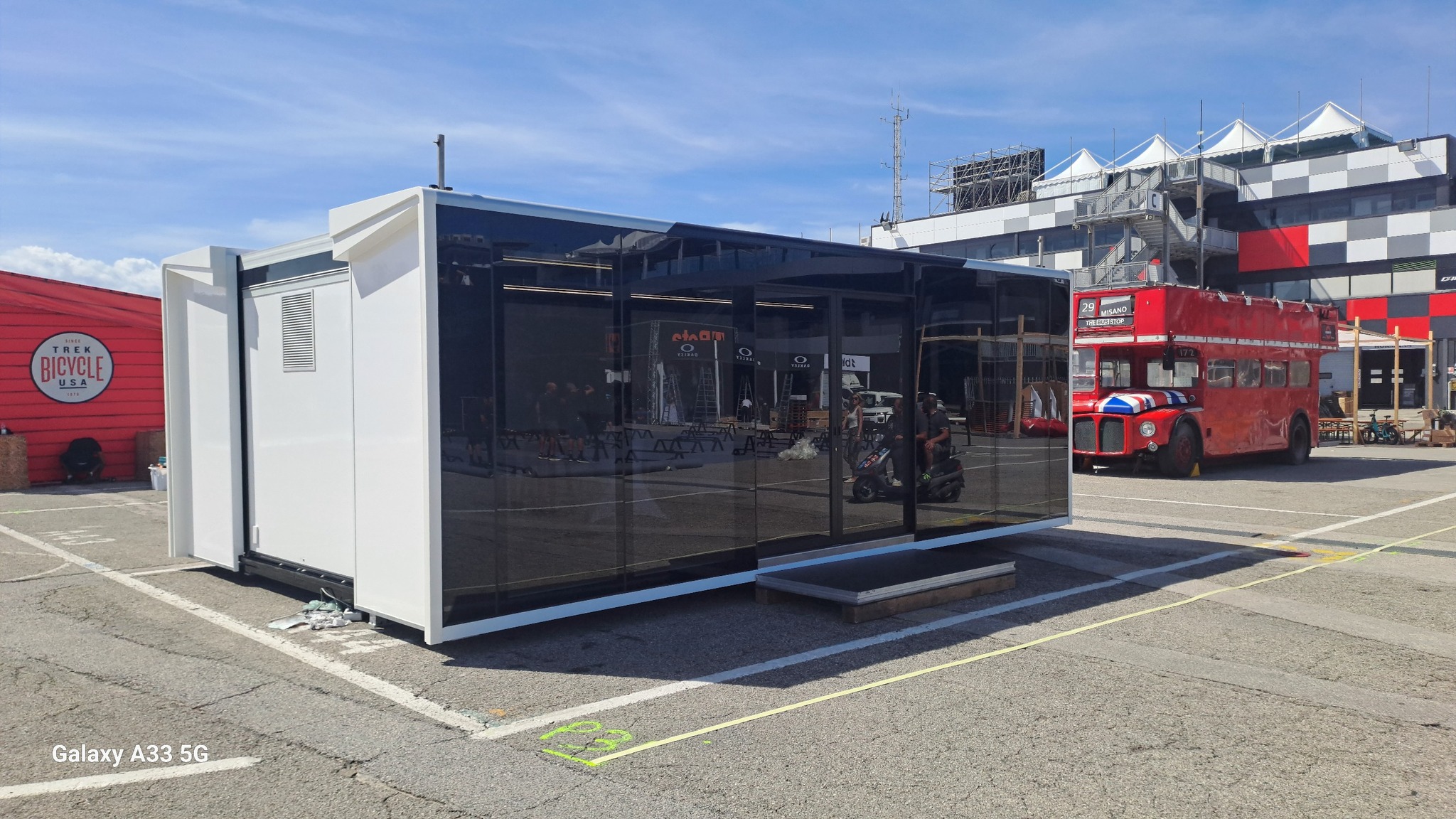 container hospitality vari usi showroom